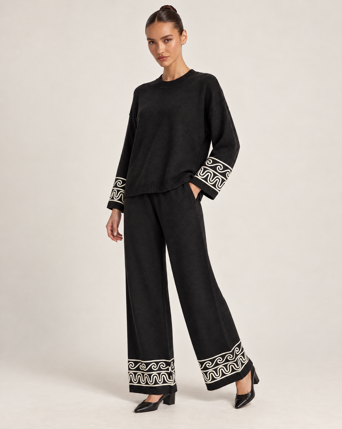 Completo donna nero in maglia con dettagli a contrasto – Polly 6 – vista tre quarti