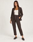 Completo cardigan e pantaloni marrone indossato da Polly 4 - foto 4
