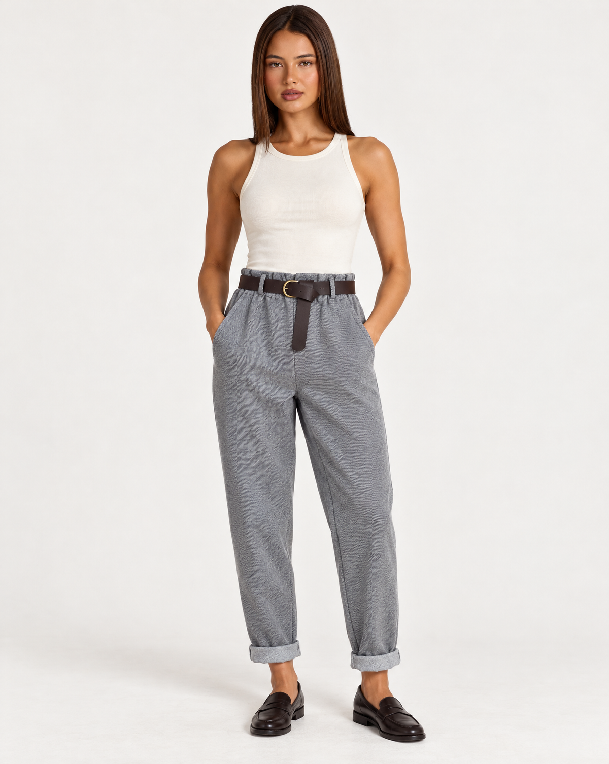 Pantaloni donna con cintura e risvolto grigio indossato da Polly 4 - foto 1