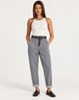 Pantaloni donna con cintura e risvolto grigio indossato da Polly 4 - foto 1