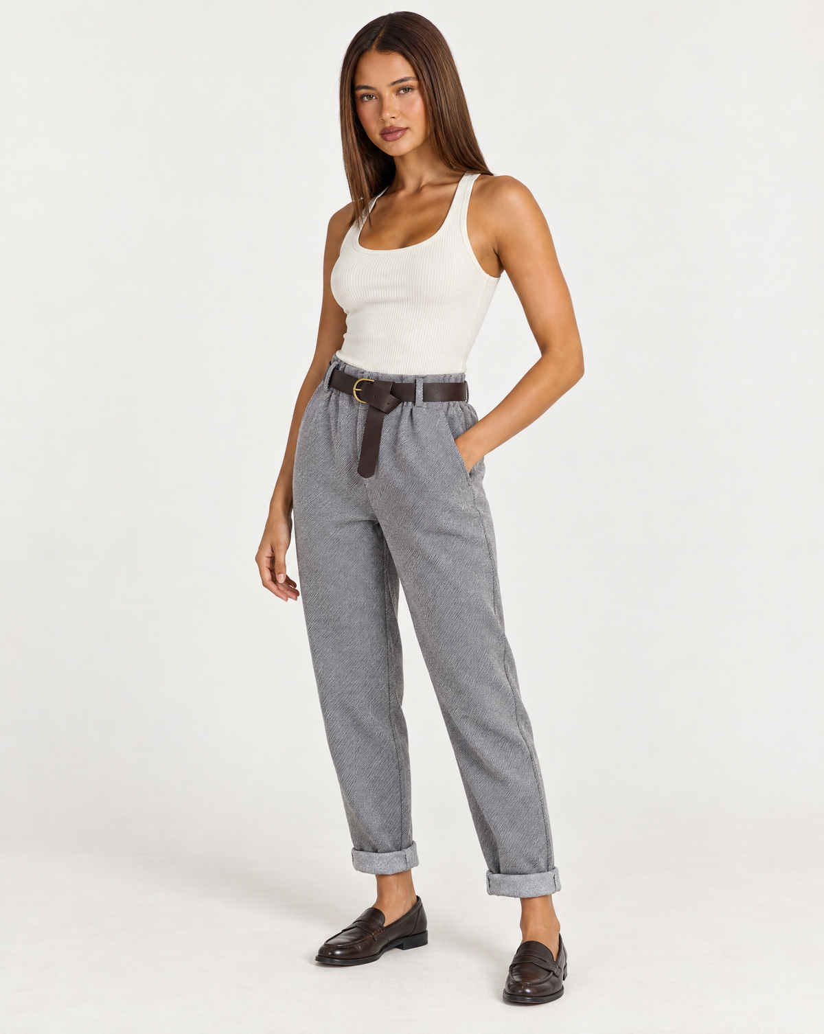 Pantaloni donna con cintura e risvolto grigio indossato da Polly 4 - foto 2