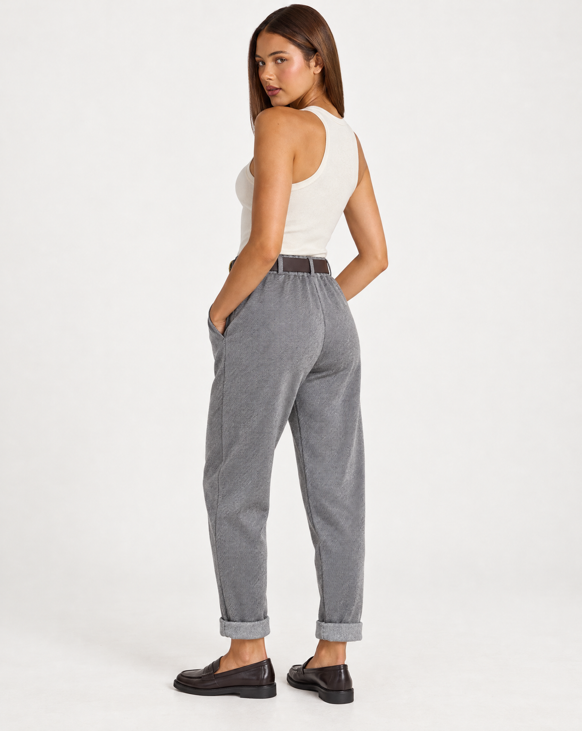 Pantaloni donna con cintura e risvolto grigio indossato da Polly 4 - foto 3