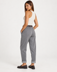 Pantaloni donna con cintura e risvolto grigio indossato da Polly 4 - foto 3