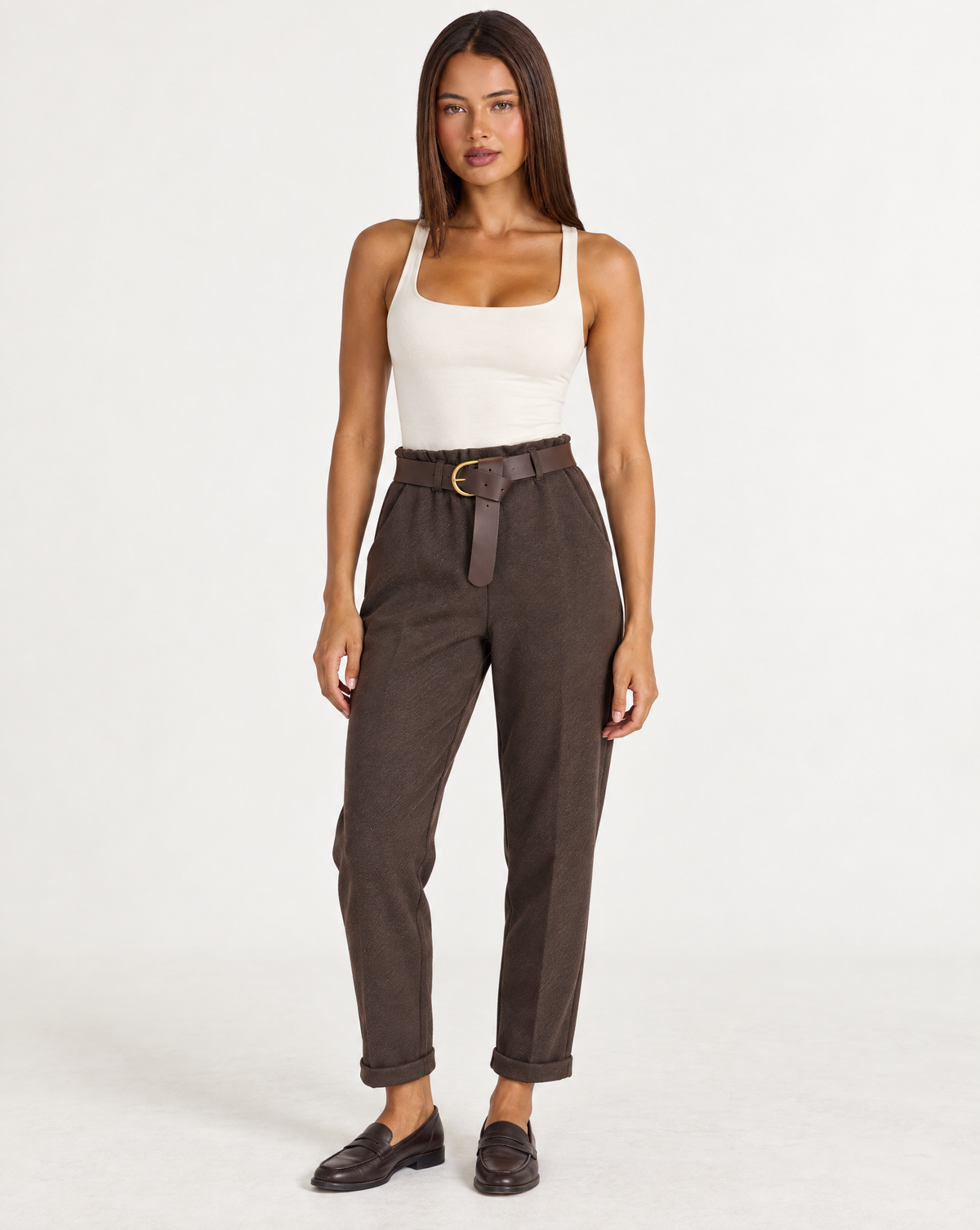 Pantaloni donna con cintura e risvolto marrone indossato da Polly 4 - foto 1