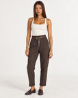 Pantaloni donna con cintura e risvolto marrone indossato da Polly 4 - foto 1