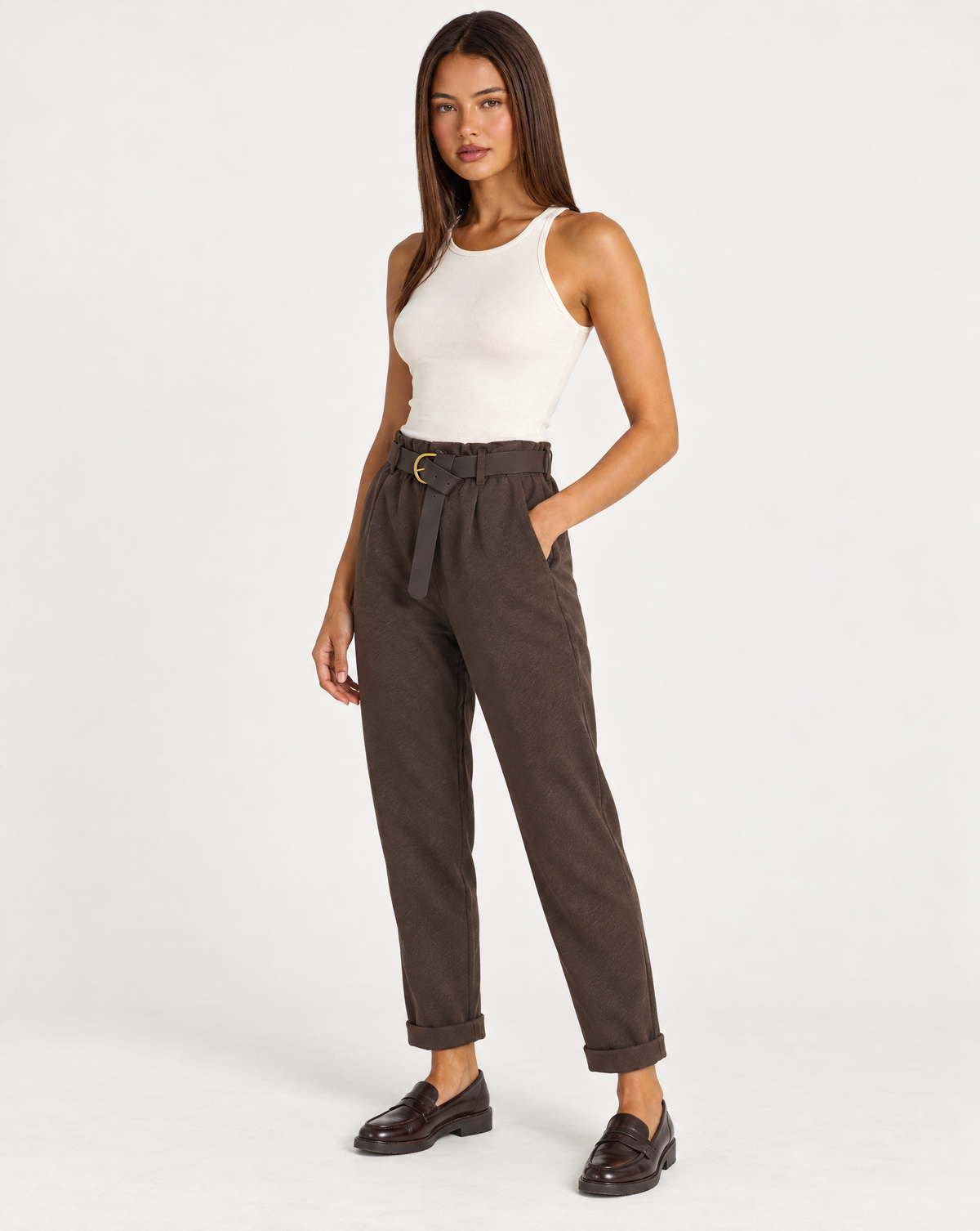 Pantaloni donna con cintura e risvolto marrone indossato da Polly 4 - foto 2