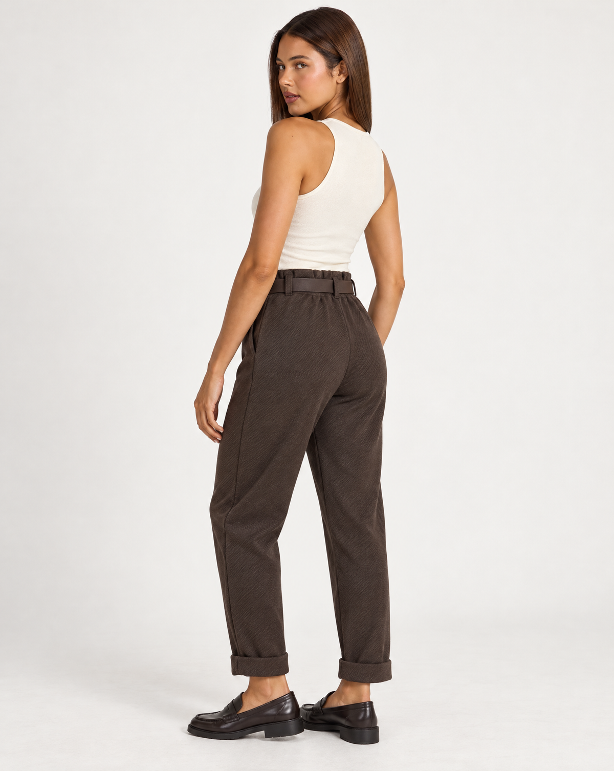 Pantaloni donna con cintura e risvolto marrone indossato da Polly 4 - foto 3