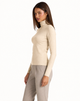 Dolcevita donna basic tinta unita con Polly 4 - Beige vista tre quarti