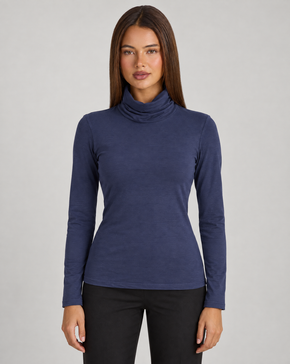 Maglia basic dolcevita Soft Felpato Blu indossata da Polly 4 – vista frontale