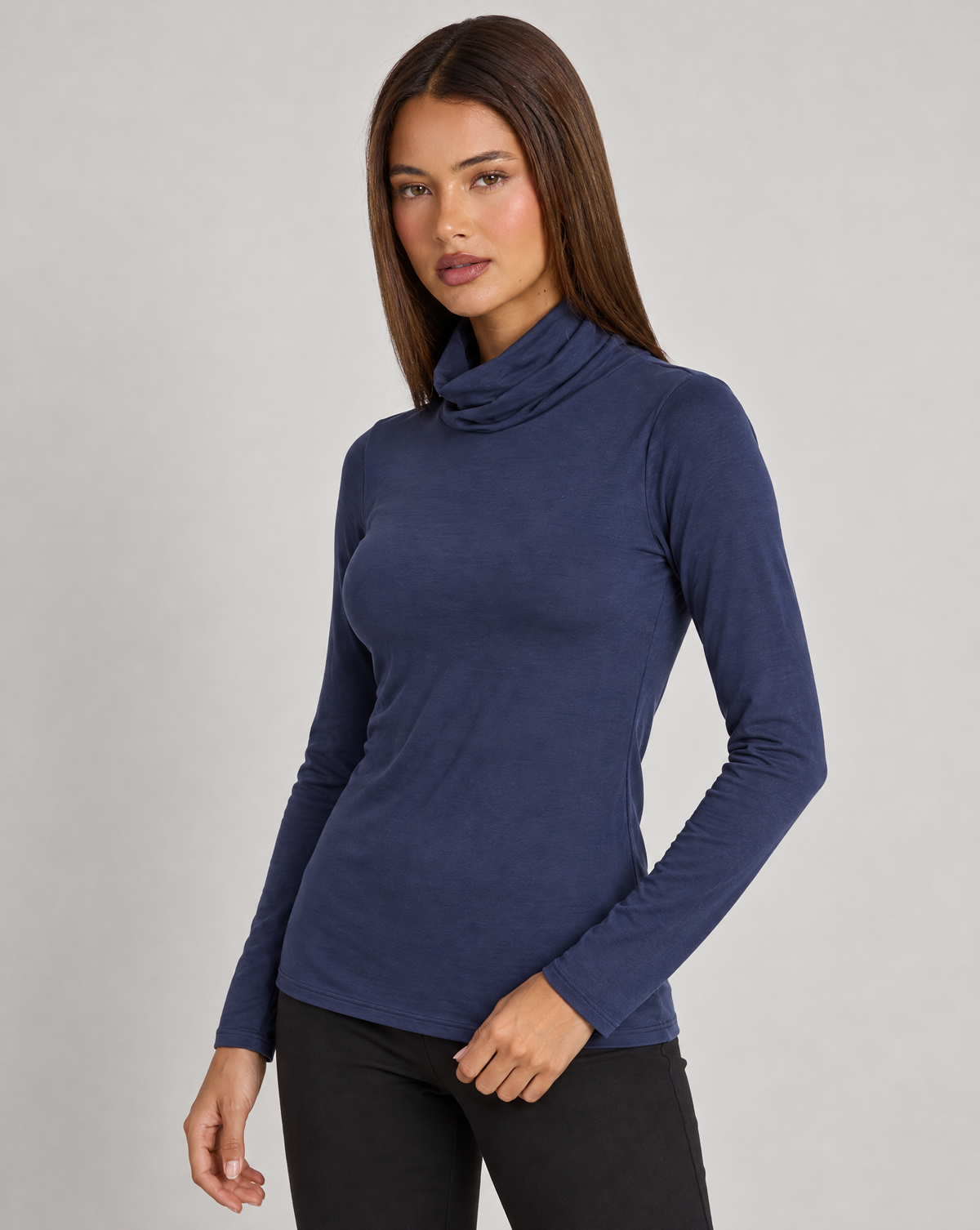 Maglia basic dolcevita Soft Felpato Blu indossata da Polly 4 – vista tre quarti