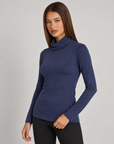Maglia basic dolcevita Soft Felpato Blu indossata da Polly 4 – vista tre quarti
