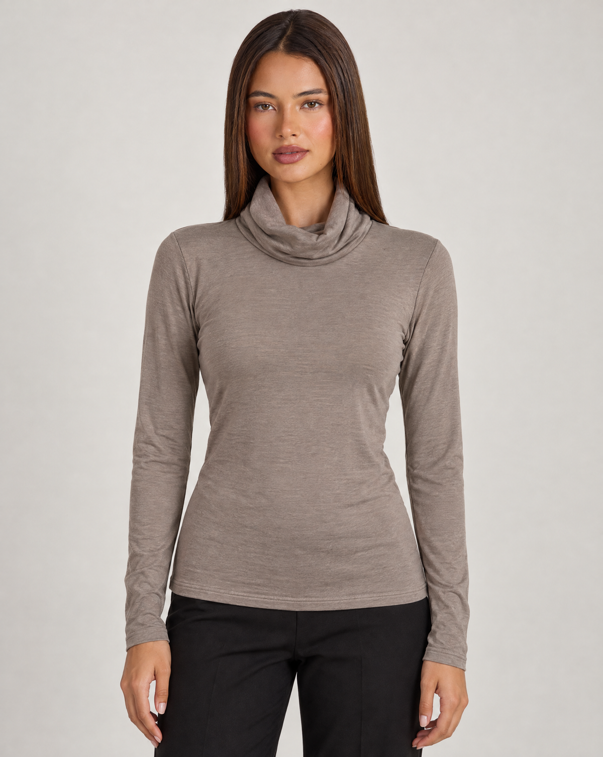 Maglia basic dolcevita Soft Felpato Taupe indossata da Polly 4 – vista frontale