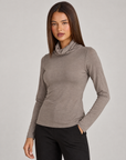 Maglia basic dolcevita Soft Felpato Taupe indossata da Polly 4 – vista tre quarti