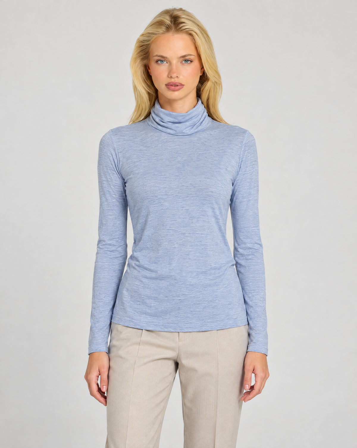 Maglia dolcevita donna misto cashmere azzurro indossata da Polly 7 - vista frontale