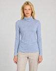 Maglia dolcevita donna misto cashmere azzurro indossata da Polly 7 - vista frontale