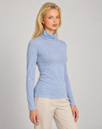 Maglia dolcevita donna misto cashmere azzurro indossata da Polly 7 - dettaglio collo e parte superiore