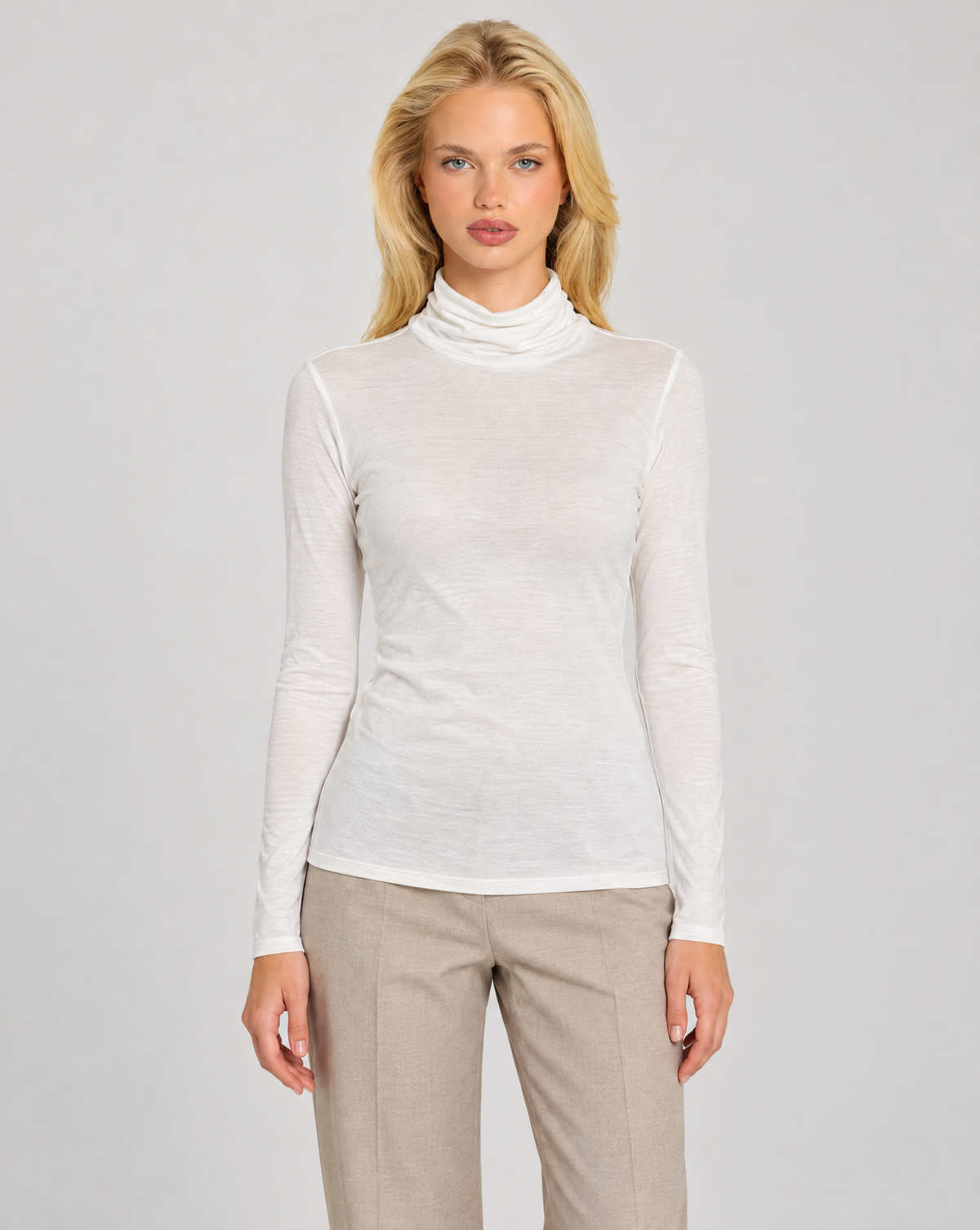 Maglia dolcevita donna misto cashmere bianco indossata da Polly 7 - vista frontale
