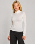 Maglia dolcevita donna misto cashmere bianco indossata da Polly 7 - dettaglio collo e parte superiore