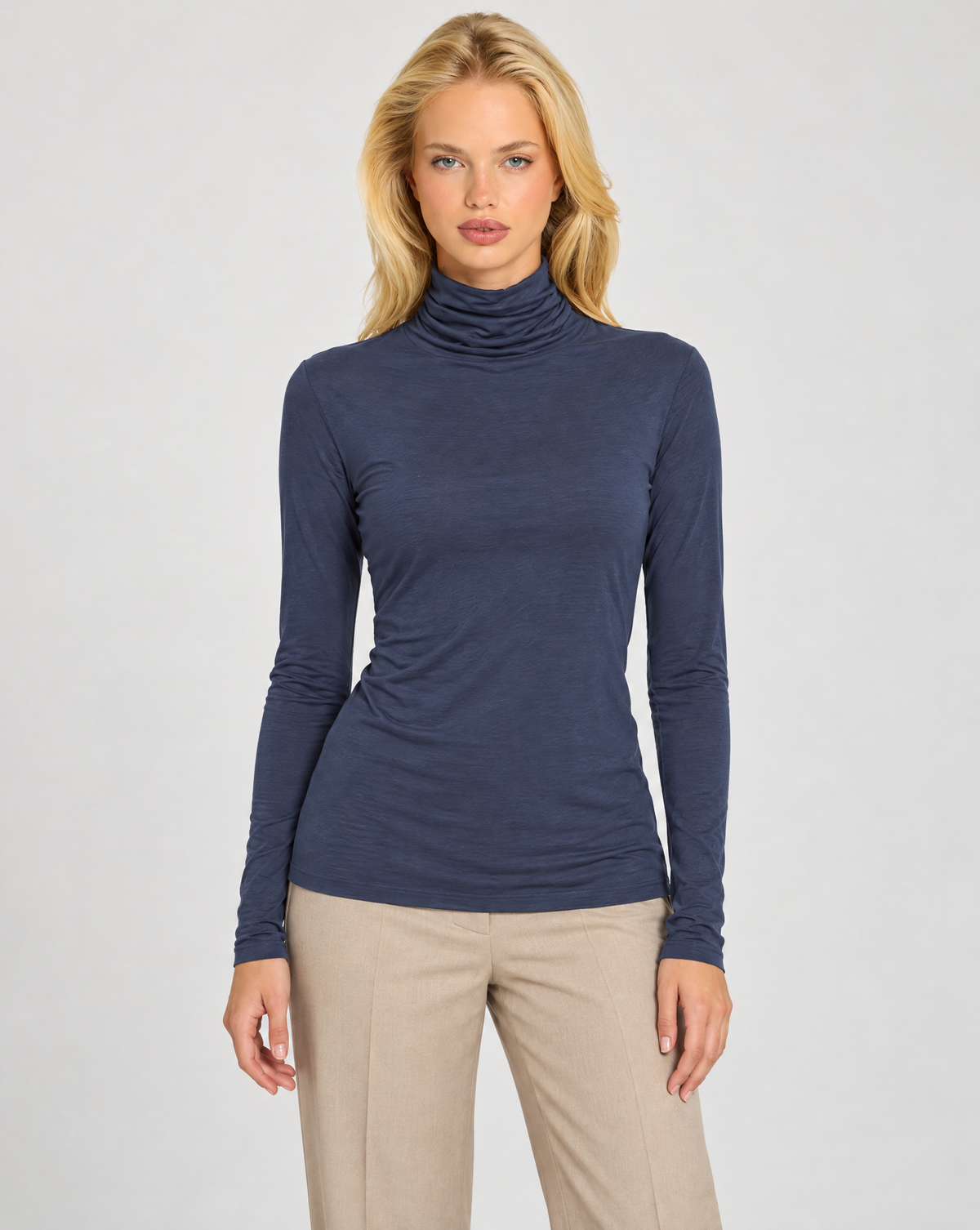 Maglia dolcevita donna misto cashmere blu indossata da Polly 7 - vista frontale