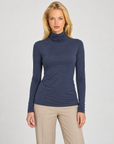 Maglia dolcevita donna misto cashmere blu indossata da Polly 7 - vista frontale
