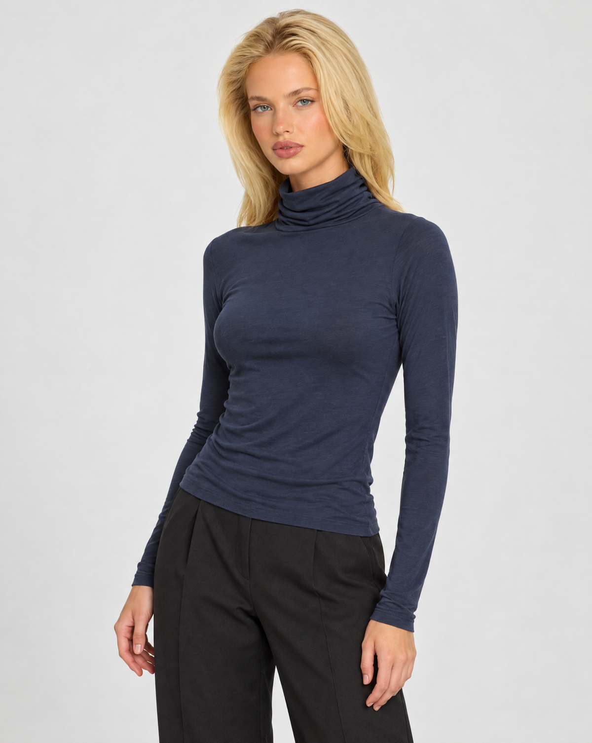 Maglia dolcevita donna misto cashmere blu indossata da Polly 7 - dettaglio collo e parte superiore
