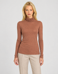 Maglia dolcevita donna misto cashmere coccio indossata da Polly 7 - vista frontale