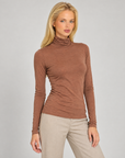 Maglia dolcevita donna misto cashmere coccio indossata da Polly 7 - dettaglio collo e parte superiore