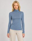 Maglia dolcevita donna misto cashmere jeans indossata da Polly 7 - vista frontale