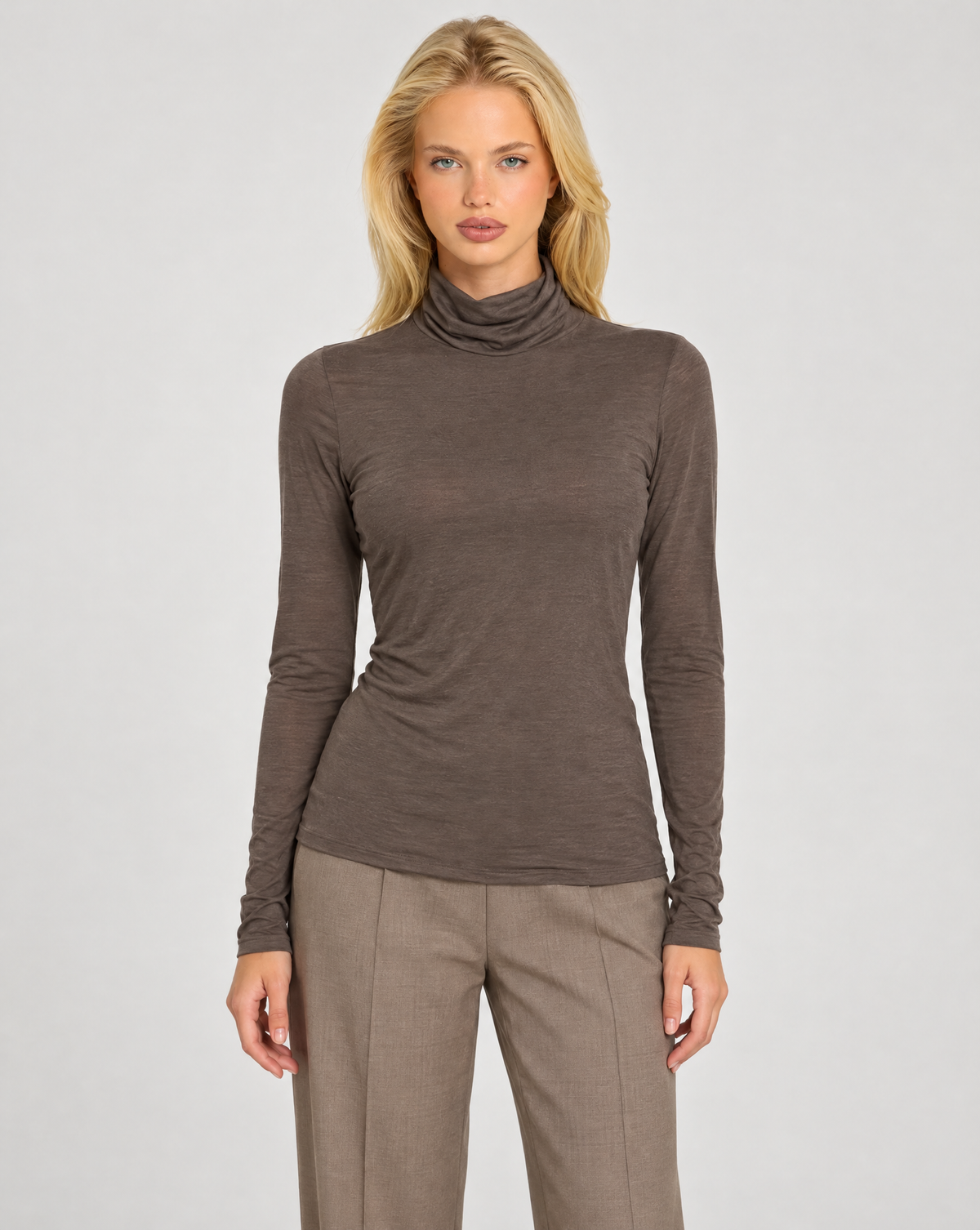 Maglia dolcevita donna misto cashmere marrone indossata da Polly 7 - vista frontale