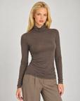 Maglia dolcevita donna misto cashmere marrone indossata da Polly 7 - dettaglio collo e parte superiore