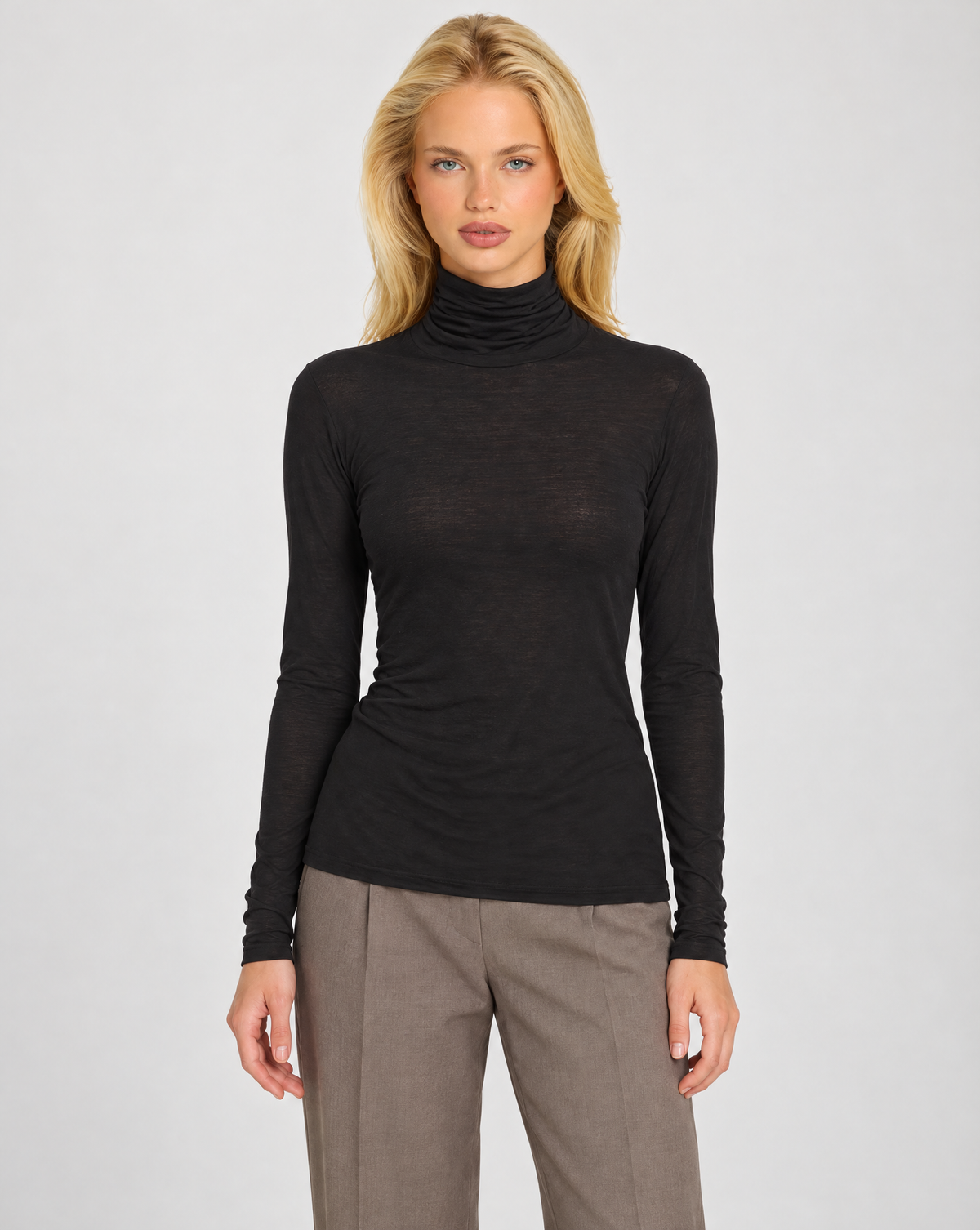 Maglia dolcevita donna misto cashmere nero indossata da Polly 7 - vista frontale