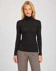 Maglia dolcevita donna misto cashmere nero indossata da Polly 7 - vista frontale