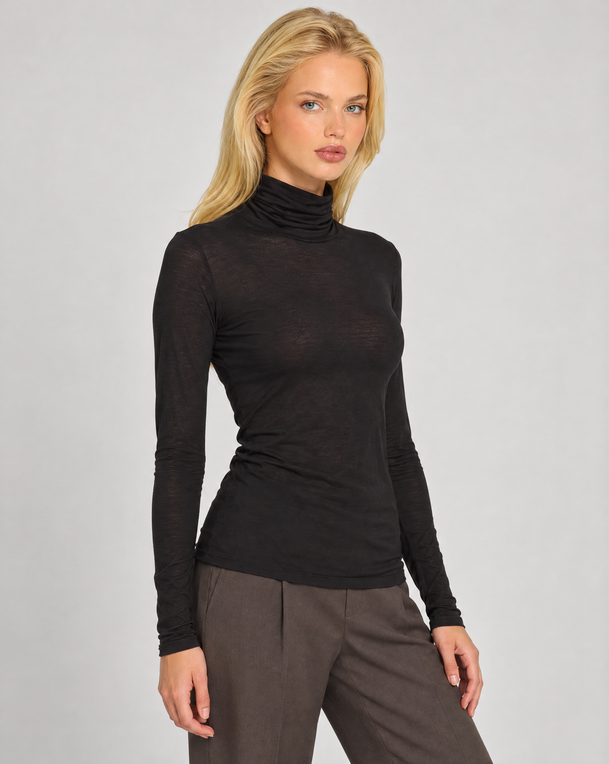 Maglia dolcevita donna misto cashmere nero indossata da Polly 7 - dettaglio collo e parte superiore