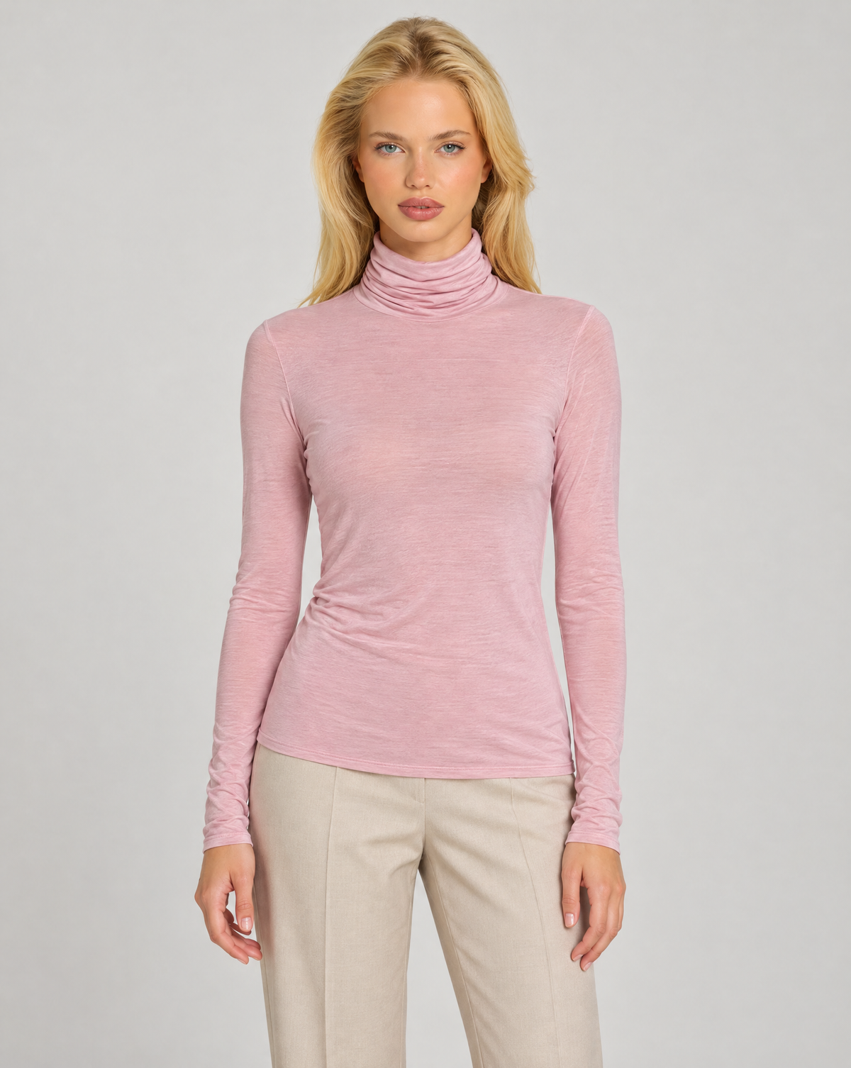 Maglia dolcevita donna misto cashmere rosa indossata da Polly 7 - vista frontale