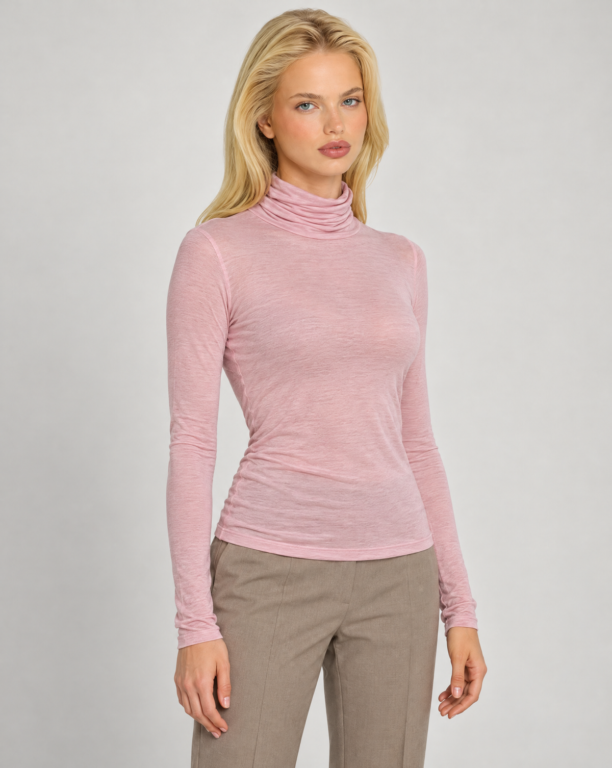 Maglia dolcevita donna misto cashmere rosa indossata da Polly 7 - dettaglio collo e parte superiore