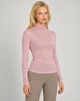 Maglia dolcevita donna misto cashmere rosa indossata da Polly 7 - dettaglio collo e parte superiore