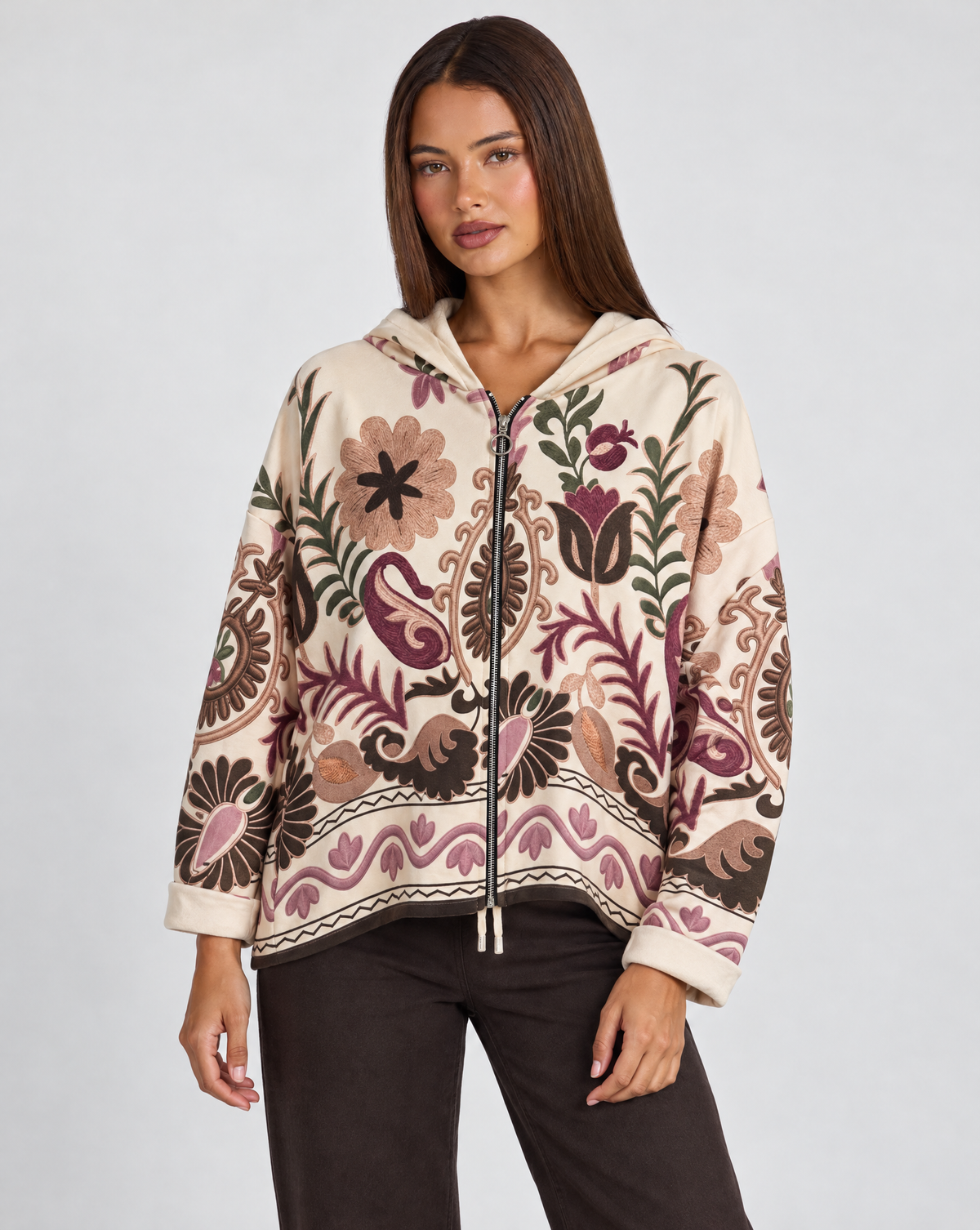 Felpa donna con cappuccio e zip fantasia floreale paisley Beige indossata da Polly 4, vista tre quarti