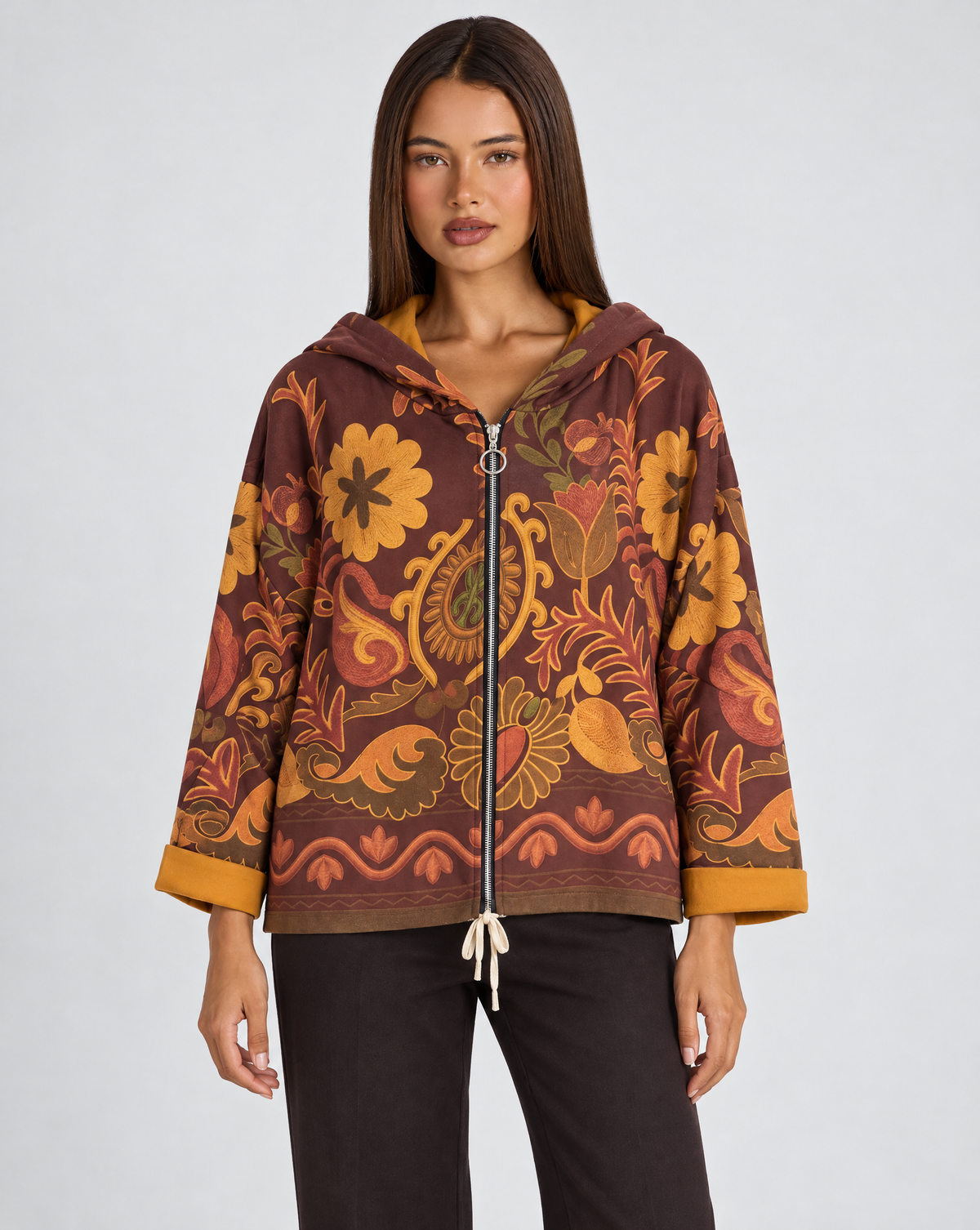 Felpa donna con cappuccio e zip fantasia floreale paisley Coccio indossata da Polly 4, vista frontale