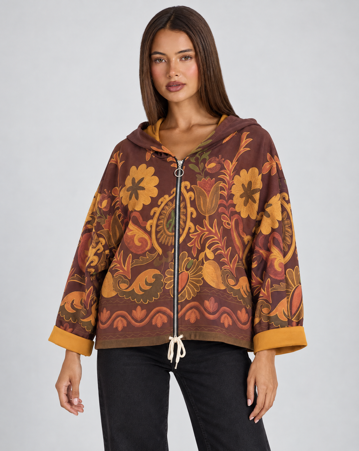 Felpa donna con cappuccio e zip fantasia floreale paisley Coccio indossata da Polly 4, vista tre quarti
