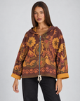 Felpa donna con cappuccio e zip fantasia floreale paisley Coccio indossata da Polly 4, vista tre quarti
