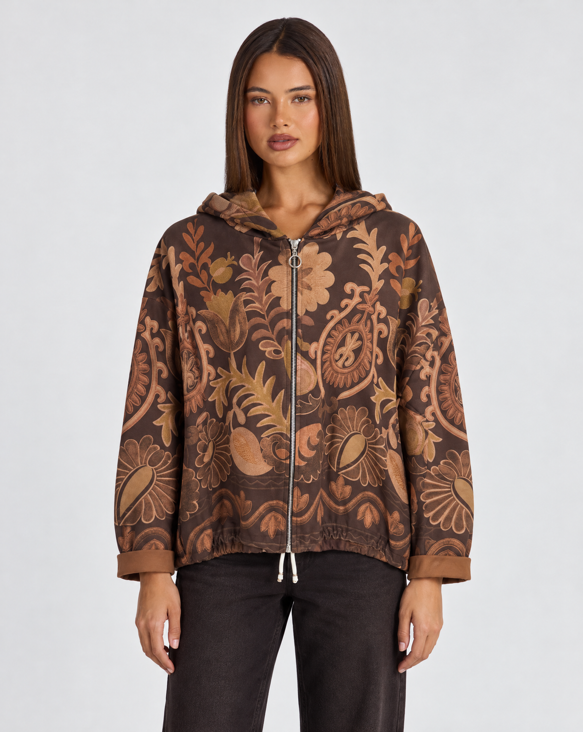 Felpa donna con cappuccio e zip fantasia floreale paisley Marrone indossata da Polly 4, vista frontale