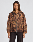 Felpa donna con cappuccio e zip fantasia floreale paisley Marrone indossata da Polly 4, vista frontale