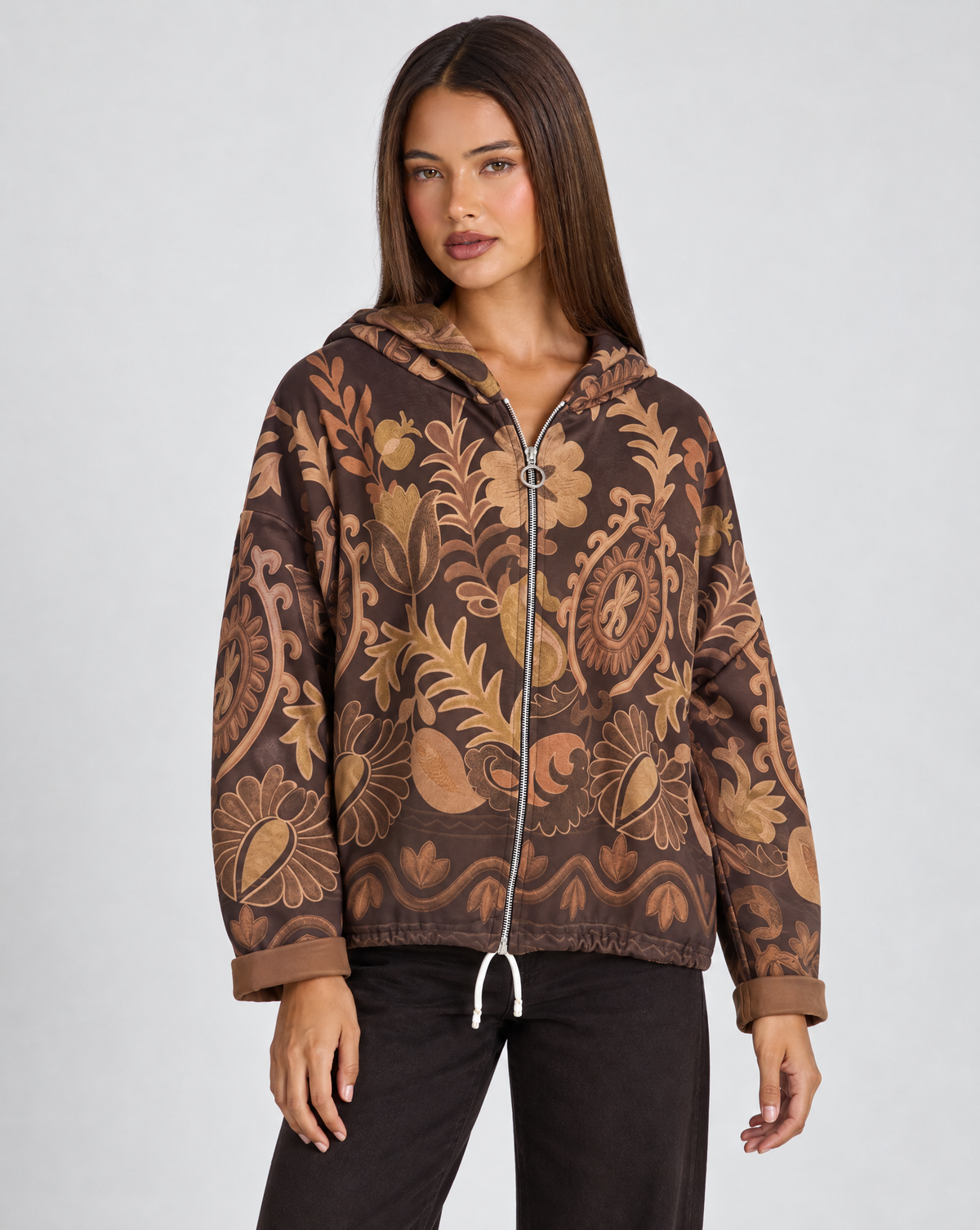 Felpa donna con cappuccio e zip fantasia floreale paisley Marrone indossata da Polly 4, vista tre quarti