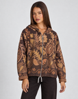 Felpa donna con cappuccio e zip fantasia floreale paisley Marrone indossata da Polly 4, vista tre quarti