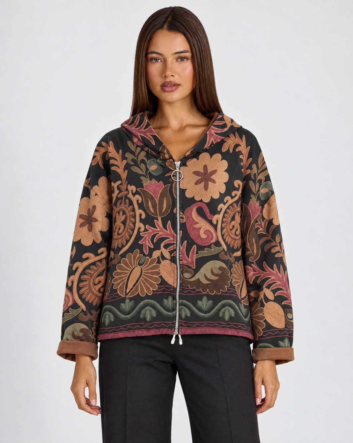Felpa donna con cappuccio e zip fantasia floreale paisley Nero indossata da Polly 4, vista frontale