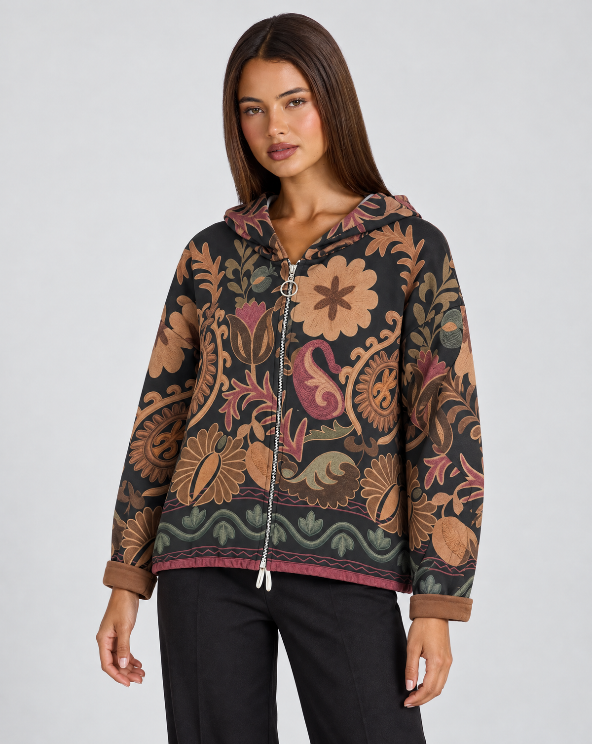 Felpa donna con cappuccio e zip fantasia floreale paisley Nero indossata da Polly 4, vista tre quarti