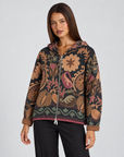 Felpa donna con cappuccio e zip fantasia floreale paisley Nero indossata da Polly 4, vista tre quarti