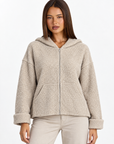 Felpa donna bouclé con cappuccio e zip Beige indossata da Polly 4 - dettaglio