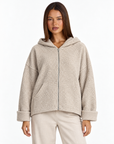 Felpa donna bouclé con cappuccio e zip Beige indossata da Polly 4 - frontale