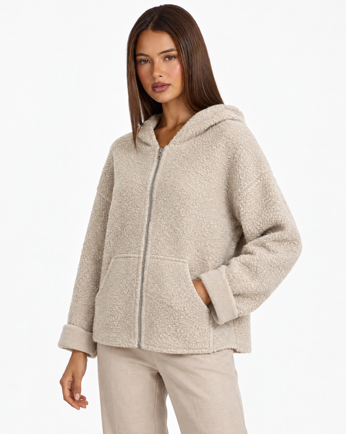 Felpa donna bouclé con cappuccio e zip Beige indossata da Polly 4 - tre-quarti